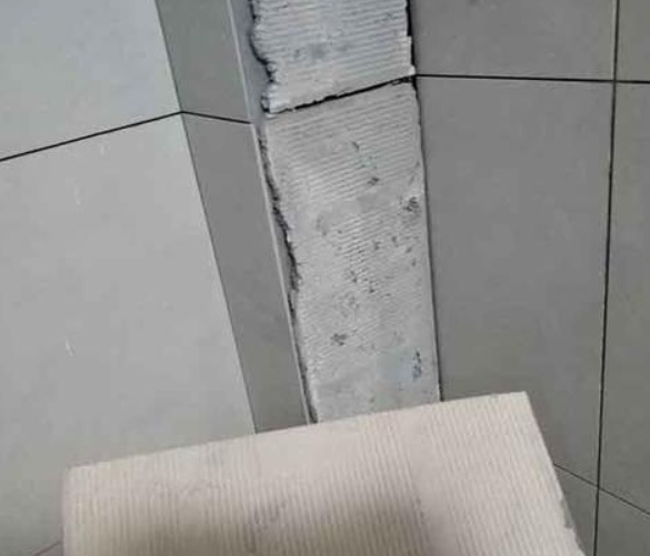 东台瓷砖空鼓维修公司分享下厨房瓷砖脱落的补救措施。